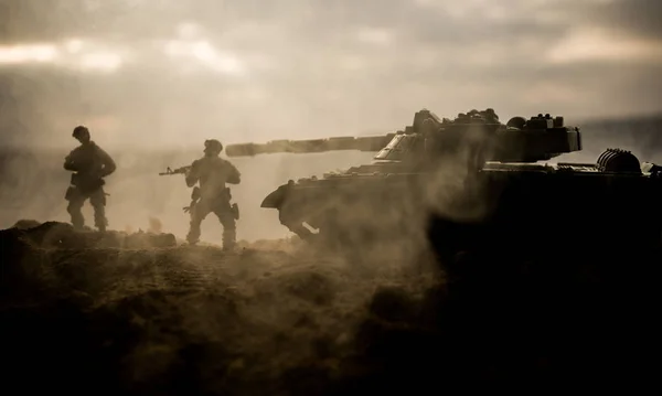 Krigs koncept. Militära silhuetter Fighting scen på War fog Sky bakgrund, världskrig soldater silhuetter under grumlig skyline vid solnedgången. Attack scenen. Bepansrade fordon. — Stockfoto