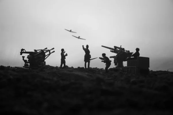 Un cañón antiaéreo y siluetas militares peleando escena en el fondo del cielo niebla de guerra. Fuerzas aéreas aliadas atacando posiciones alemanas. Obra de arte decorada escena . —  Fotos de Stock