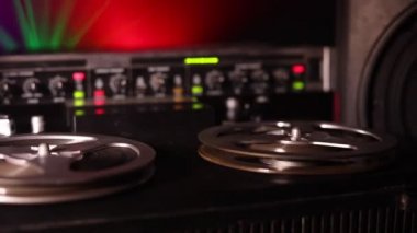 Koyu tonda sisli arka plan üzerinde makara oynatıcı ve kaydedici eski vintage makara. Makaralı Analog Stereo Açık Makara Bant Güverte Kaydedici Çalar. 