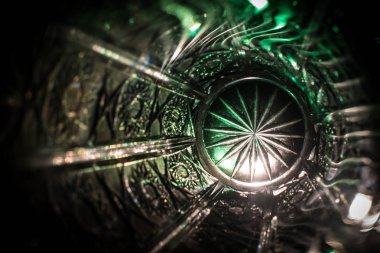 karanlık gece parlayan ışık avize ile soyut. Lüks yıldız ışık thrue kristal yansımaları ve kırılmalar koyu renkli arka plan nackground konsepti için karanlık, ışıklar