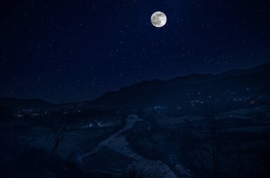 Dağ yolu ormandaki bir dolunay gecesi. Ülke yolun gece büyük moon ile doğal gece manzarası
