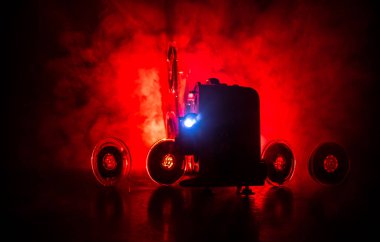 Sis ve ışık ile karanlık bir arka planda eski Vintage Film projektör. Film yapma kavramı. Seçici odak