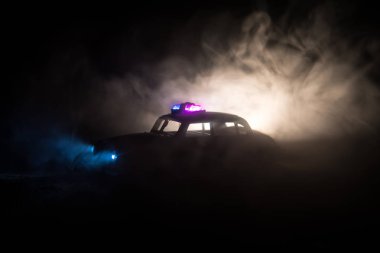 Geceleri polis arabaları. Polis arabası sisli bir arabayı gece takip ediyor. 911 acil durum arabası suç mahalline doğru hızla gidiyor. Seçici odak