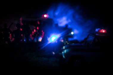 Geceleri polis arabaları. Polis arabası sisli bir arabayı gece takip ediyor. 911 acil durum arabası suç mahalline doğru hızla gidiyor. Seçici odak