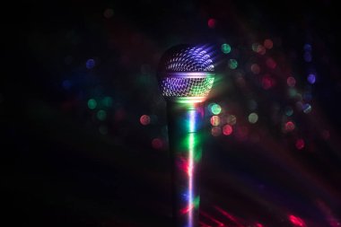Ses, müzik için mikrofon, ses stüdyosunda ya da sahnede karaoke. Mikrofon teknolojisi. Ses, konser eğlence arka planı. Konuşma yayın ekipmanı. Canlı pop, rock müzik performansı