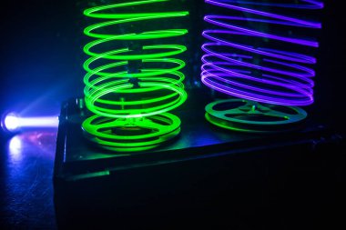 Koyu tonda sisli arka plan üzerinde makara oynatıcı ve kaydedici eski vintage makara. Analog Stereo Açık Makara Bant Güverte Kaydedici Çalar Makaralar ile. Seçici odaklama