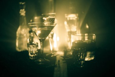 Soyut alkolizm kavramı. Sisli bir gecede dev gözlüklü yolun ortasında duran bir adam silüeti alkollü içecek ile dolu. Yaratıcı sanat çalışmaları dekorasyon