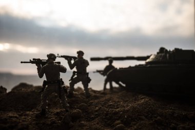 Savaş kavramı. Askeri savaş sis gökyüzü arka plan, Dünya Savaşı askerler siluetleri aşağıda bulutlu manzarası gün batımında dövüş sahnesinde siluetleri. Saldırı sahne. Zırhlı araçlar. tank içinde hareket