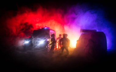 Geceleri polis arabaları. Polis arabası sisli bir arabayı gece takip ediyor. 911 acil durum arabası suç mahalline doğru hızla gidiyor. Seçici odak