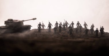 Savaş kavramı. Askeri savaş sis gökyüzü arka plan, Dünya Savaşı askerler siluetleri aşağıda bulutlu manzarası gün batımında dövüş sahnesinde siluetleri. Saldırı sahne. Zırhlı araçlar. tank içinde hareket