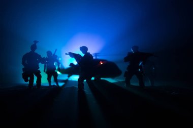 Resim dekorasyon. Askerler savaş helikopteri veya helikopter saldırı özel güçleri ile askeri operasyon sırasında çölde. Seçici odak