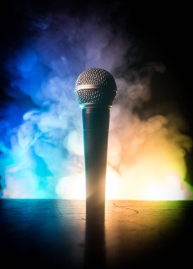 Ses, müzik için mikrofon, ses stüdyosunda ya da sahnede karaoke. Mikrofon teknolojisi. Ses, konser eğlence arka planı. Konuşma yayın ekipmanı. Canlı pop, rock müzik performansı
