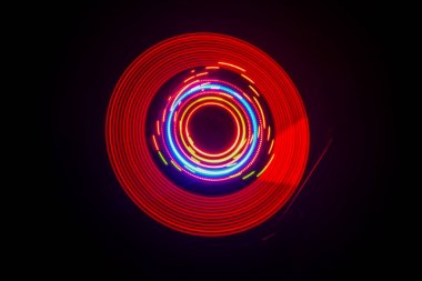 Müzik Dj konsepti. Yangın ve duman vinil kayıt üzerinde iz. Vinil disk yazma. Pikap vinil plak çalar koyu arka plan üzerinde. Seçici odak