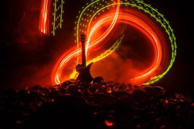Müzik konsepti. Akustik gitar duman ile ışık altında karanlık bir arka plan üzerinde. Metin için Emptry yer. Etkileri ateş. Gerçeküstü gitar