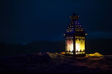 Gece parlayan yanan mumlu süs Arap feneri. Kutlama kartı, Müslüman kutsal ayı için davetiye Ramazan Kareem.