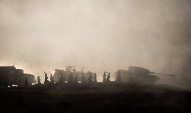 Savaş kavramı. Askeri savaş sis gökyüzü arka plan, Dünya Savaşı askerler siluetleri aşağıda bulutlu manzarası gün batımında dövüş sahnesinde siluetleri. Saldırı sahne. Zırhlı araçlar. tank içinde hareket