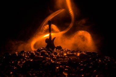 Müzik konsepti. Akustik gitar duman ile ışık altında karanlık bir arka plan üzerinde. Metin için Emptry yer. Etkileri ateş. Gerçeküstü gitar