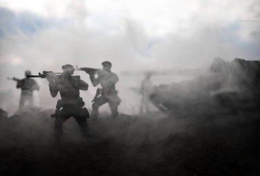 Savaş kavramı. Askeri savaş sis gökyüzü arka plan, Dünya Savaşı askerler siluetleri aşağıda bulutlu manzarası gün batımında dövüş sahnesinde siluetleri. Saldırı sahne. Zırhlı araçlar. tank içinde hareket