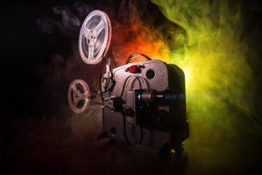 Sis ve ışık ile karanlık bir arka planda eski Vintage Film projektör. Film yapma kavramı. Seçici odak