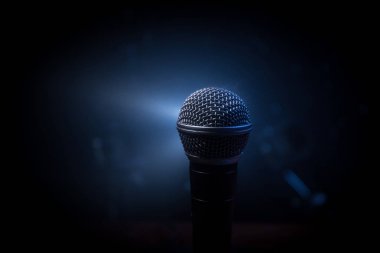 Ses, müzik için mikrofon, ses stüdyosunda ya da sahnede karaoke. Mikrofon teknolojisi. Ses, konser eğlence arka planı. Konuşma yayın ekipmanı. Canlı pop, rock müzik performansı