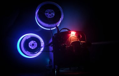 Sis ve ışık ile karanlık bir arka planda eski Vintage Film projektör. Film yapma kavramı. Seçici odak