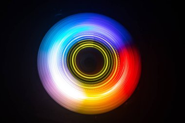 Müzik Dj konsepti. Yangın ve duman vinil kayıt üzerinde iz. Vinil disk yazma. Pikap vinil plak çalar koyu arka plan üzerinde. Seçici odak