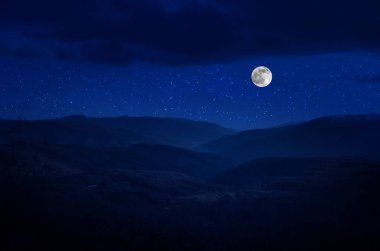 Dağ yolu ormandaki bir dolunay gecesi. Ülke yolun gece büyük moon ile doğal gece manzarası