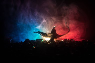 Antik Aladdin Arap geceleri, yumuşak beyaz dumanlı, karanlık arka planlı, cin tarzı yağ lambası. Dilek lambası konsepti