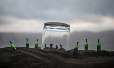 Soyut alkolizm kavramı. Dev bir cam altında içinde insanlar hapiste gibi. Yaratıcı sanat çalışmaları dekorasyon. Seçici odak