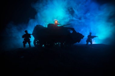 Savaş kavramı. Askeri siluetleri sahne savaş sis gökyüzü arka plan, bulutlu manzarası, gece aşağıda zırhlı araç silüeti üzerinde mücadele. Saldırı sahne. Savaş tankları. Resim dekorasyon