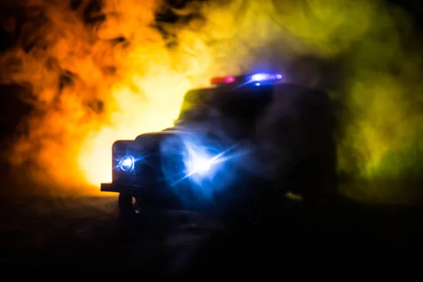 Αυτοκίνητα Της Αστυνομίας Νύχτα Περιπολικό Κυνηγούσε Ένα Αμάξι Νύχτα Φόντο — Φωτογραφία Αρχείου