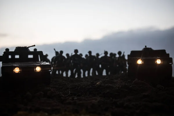 Patrullero Militar Atardecer Concepto Guerra Del Ejército Silueta Vehículo Blindado —  Fotos de Stock