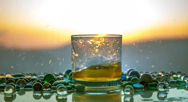 Glass Whiskey Ice Gold Sunlight Outdoor Shot Whiskey Splash Sunset — Stock Photo, Image