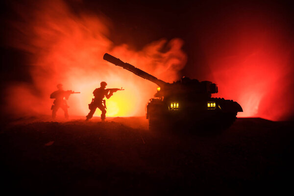 Концепция войны. Военные силуэты боевой сцены на фоне тумана войны, силуэт бронированного автомобиля под облачным горизонтом ночью. Сцена нападения. Танковая битва. Декорации
