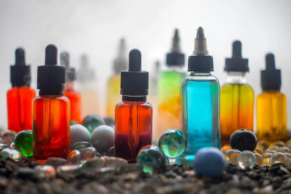 Concepto Vape Hermosas Botellas Vidrio Líquido Vapor Colorido Aire Libre — Foto de Stock