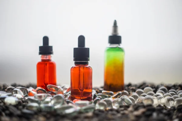 Concepto Vape Hermosas Botellas Vidrio Líquido Vapor Colorido Aire Libre — Foto de Stock