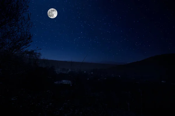 Mountain Road Através Floresta Uma Noite Lua Cheia Paisagem Noturna — Fotografia de Stock