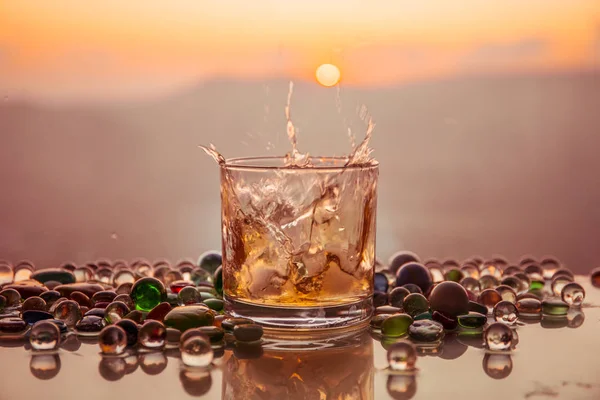 Ett Glas Whiskey Med Och Guld Solljus Utomhus Skott Whisky — Stockfoto
