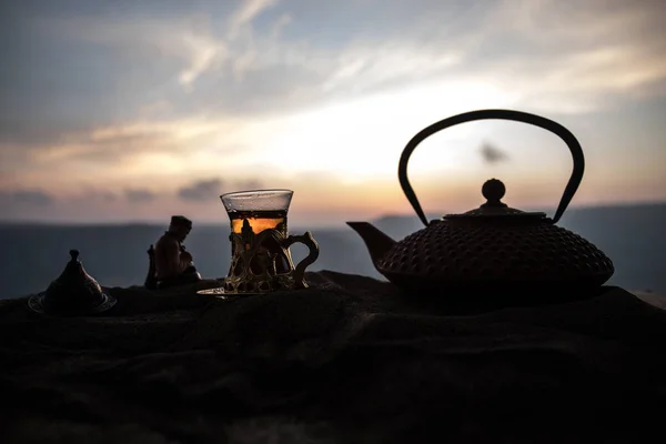 Arabiska Traditionella Glas Och Potten Öknen Vid Solnedgången Östra Koncept — Stockfoto