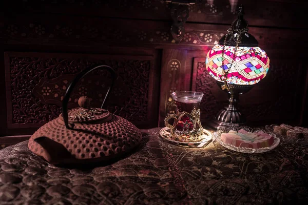Arabische Thee Glas Met Oost Snacks Vintage Houten Oppervlak Oost — Stockfoto