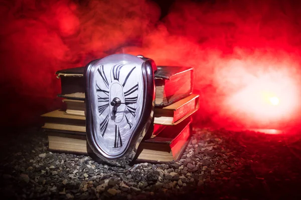 Концепція Часу Спотворений Який Годинник Танення Старих Книгах Темним Тонованим — стокове фото
