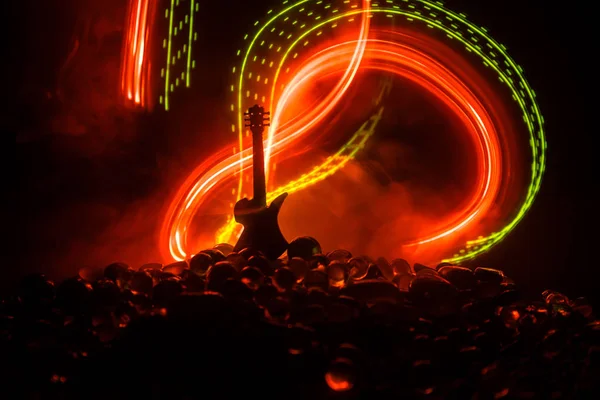 Conceito Musical Guitarra Acústica Sobre Fundo Escuro Sob Feixe Luz — Fotografia de Stock