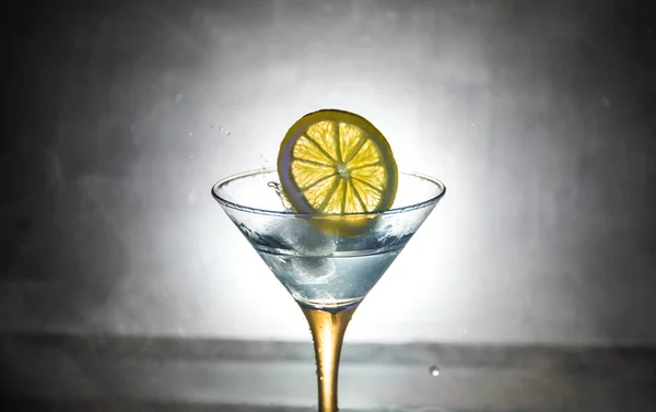 Martini Cocktailglas Spatten Donker Getinte Rokerige Achtergrond Een Kleurrijke Cocktail — Stockfoto