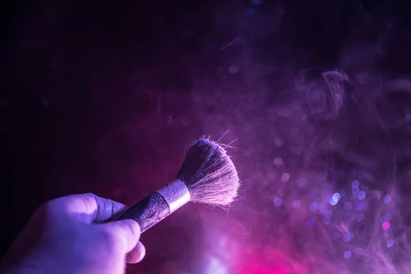 Cepillo Maquillaje Mano Con Polvo Cosmético Sobre Fondo Oscuro Con — Foto de Stock