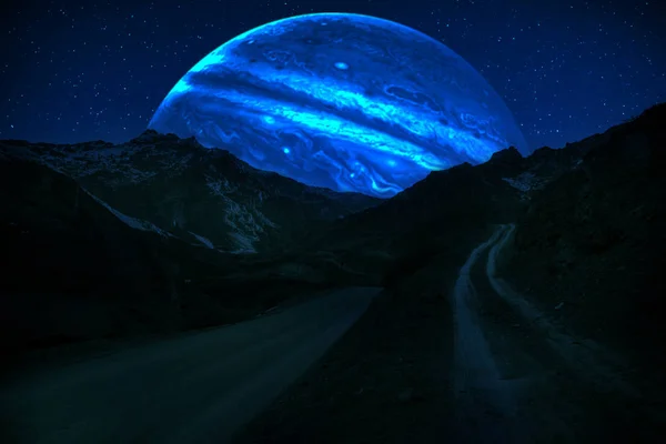 Fantasi Surrealistiskt Koncept Scenic Nattlandskap Landsvägen Natten Med Giant Planet — Stockfoto