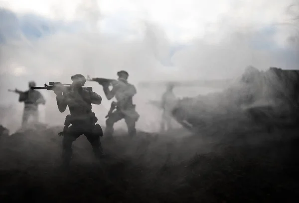 Conceito Guerra Silhuetas Militares Lutando Cena Fundo Céu Nevoeiro Guerra — Fotografia de Stock