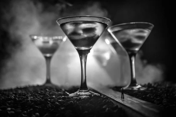 Абстрактная Концепция Алкоголизма Силуэт Мужчины Стоящего Посреди Дороги Туманную Ночь — стоковое фото