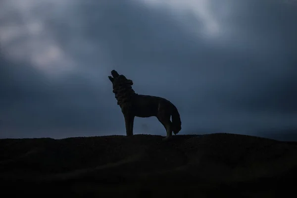 Silhueta Lobo Uivante Contra Fundo Enevoado Escuro Conceito Horror Halloween — Fotografia de Stock