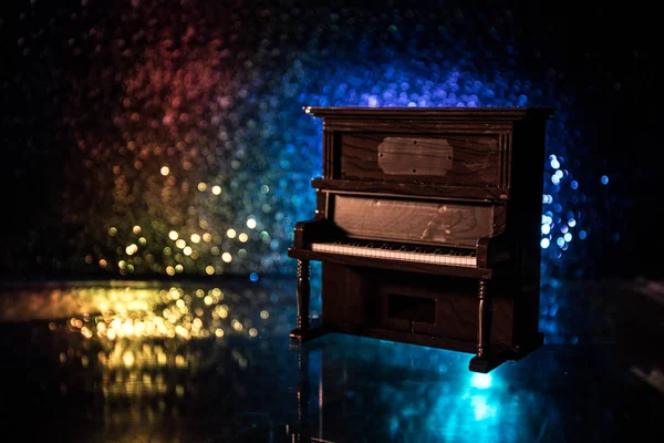 Concepto Creativo Decoración Obra Arte Con Piano Sobre Fondo Nebuloso — Foto de Stock