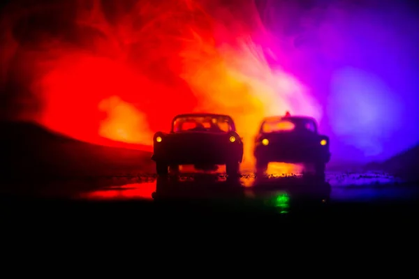 Auto Della Polizia Caccia Una Macchina Notte Con Sfondo Nebbia — Foto Stock